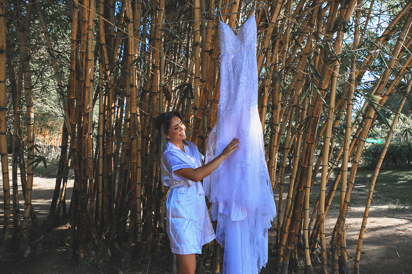 noiva-com-carinho-olhando-o-vestido