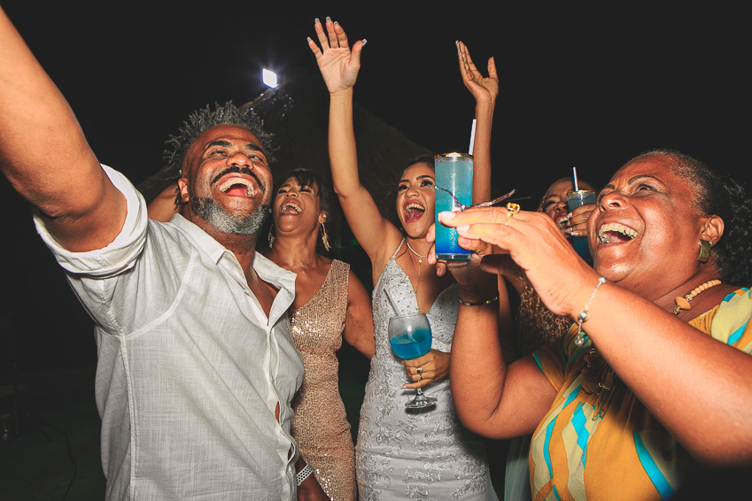 noiva-e-familia-na-festa-de-casamento