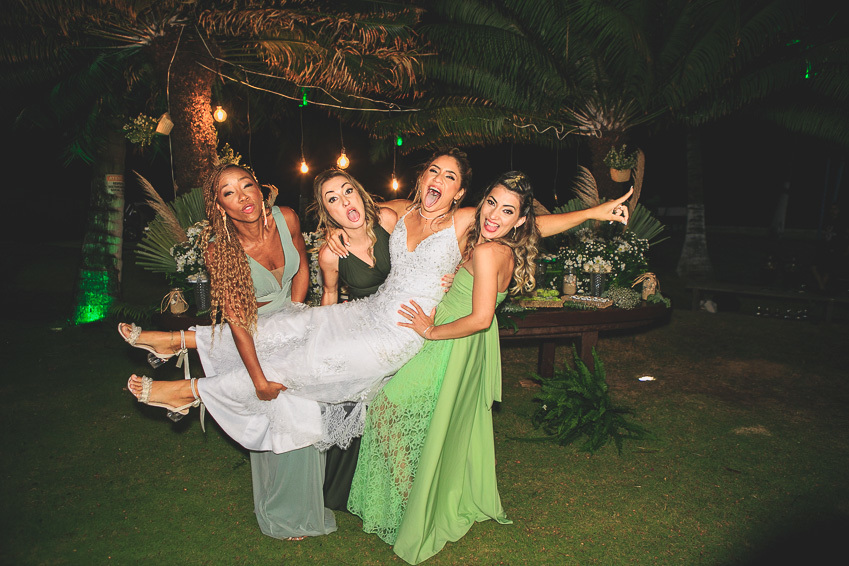 noivas-e-madrinhas-brincando-na-mesa-do-bolo