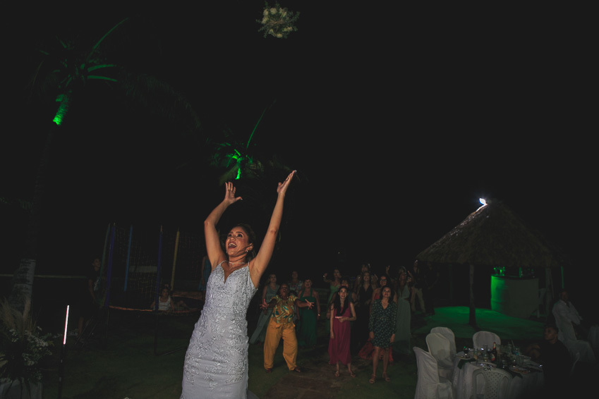 convidados-no-momento-da-noiva-jogar-o-boque