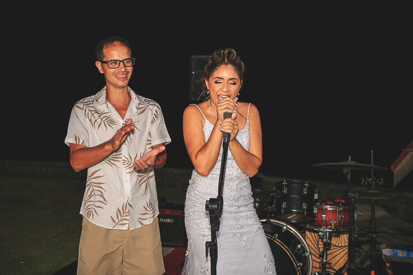 noivos-agradecendo-a-festa-de-casamento