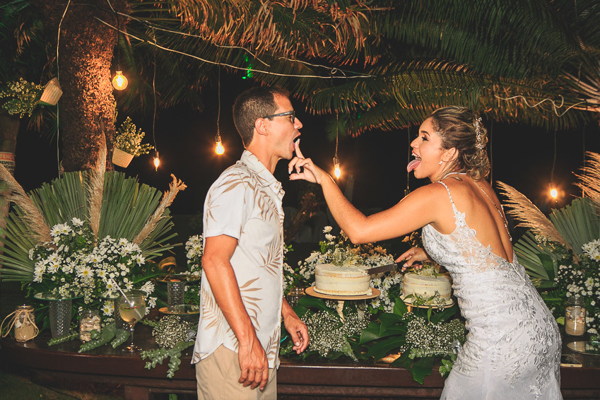 noivo-e-noiva-brincando-na-mesa-de-bolo