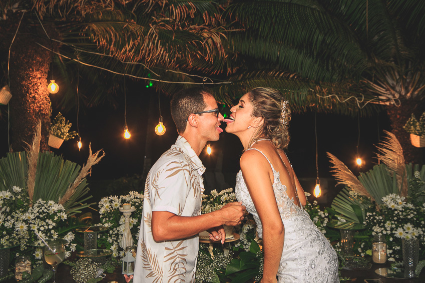 noivos-na-fotografia-na-mesa-de-bolo