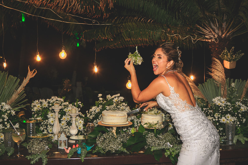 noiva-feliz-no-dia-do-seu-casamento-na-praia-de-paracuru