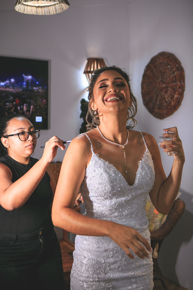 noiva-feliz-colocando-perfume-no-dia-da-noiva