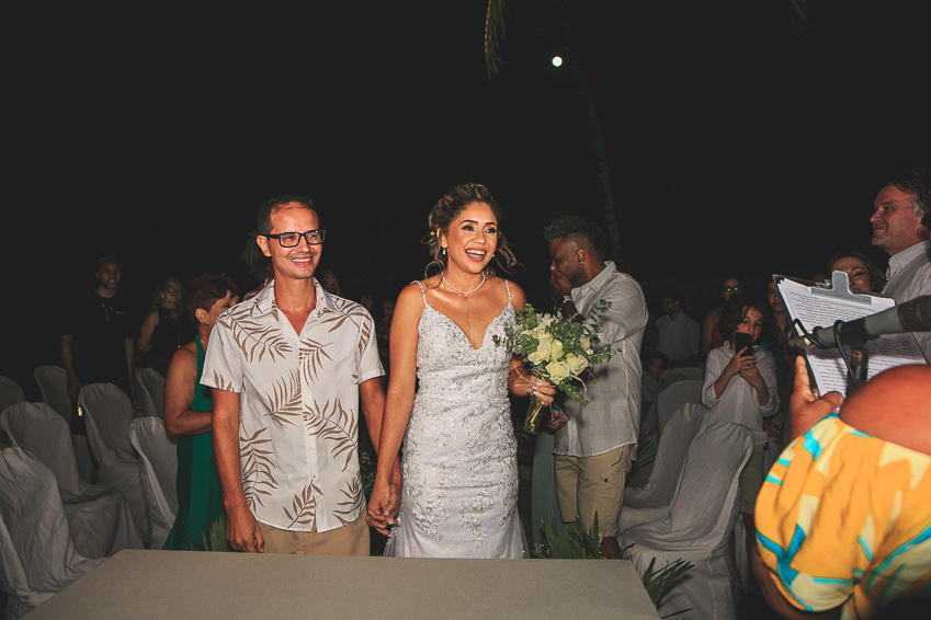 noiva-e-noivo-no-altar-de-casamento