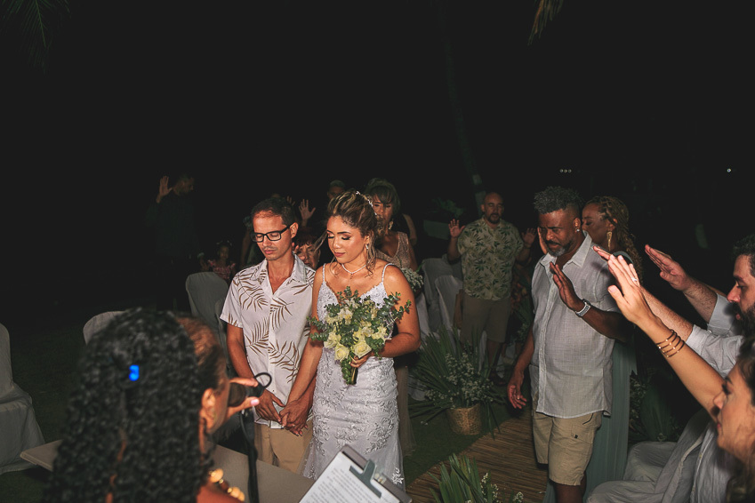 bençãos-dos-noivos-no-altar