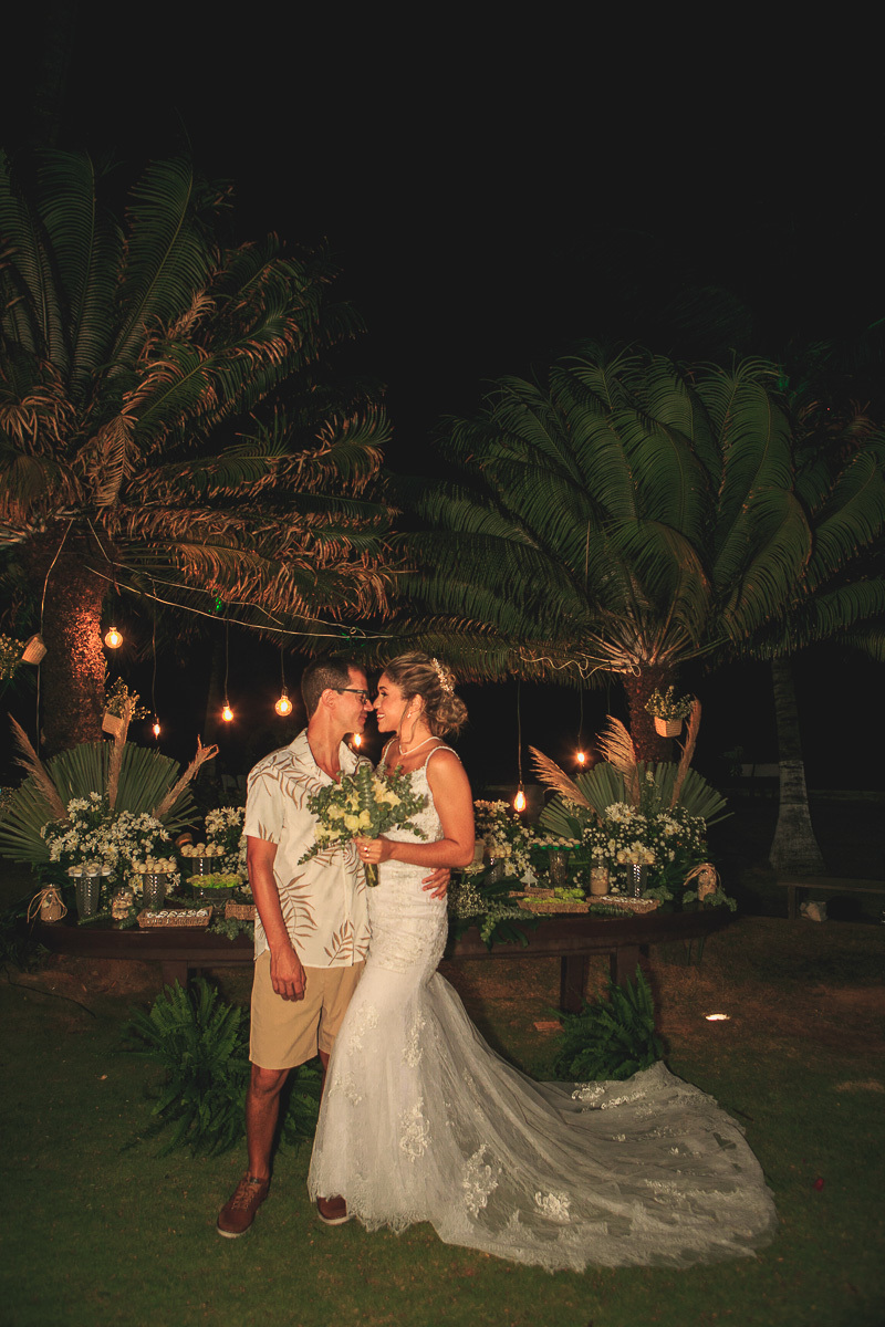 fotografia-dos-noivos-na-mesa-do-bolo