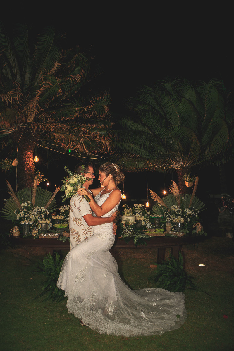 noiva-e-noivo-posando-na-mesa-do-bolo