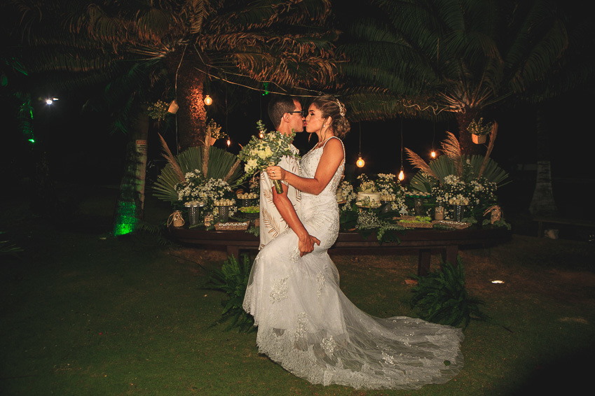 noivos-se-beijam-na-mesa-de-bolo