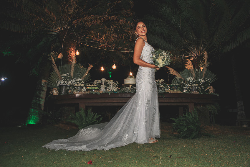 noiva-na-fotografia-da-mesa-de-bolo