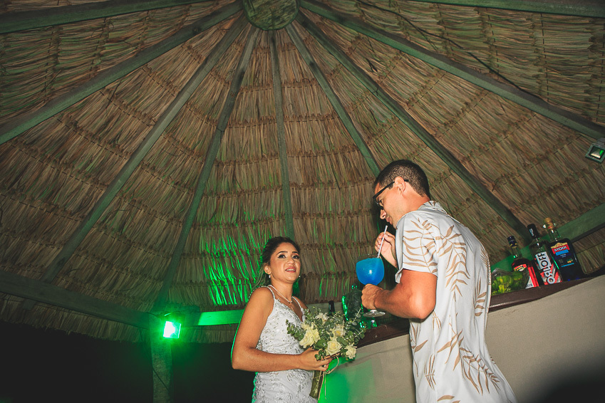 noivos-no-bar-no-dia-do-casamento