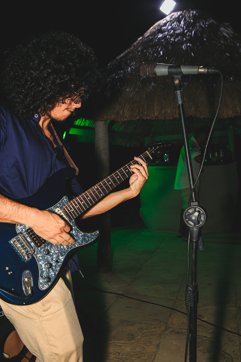 fotografia-do-guitarrista-da-banda-da-festa-do-casamento