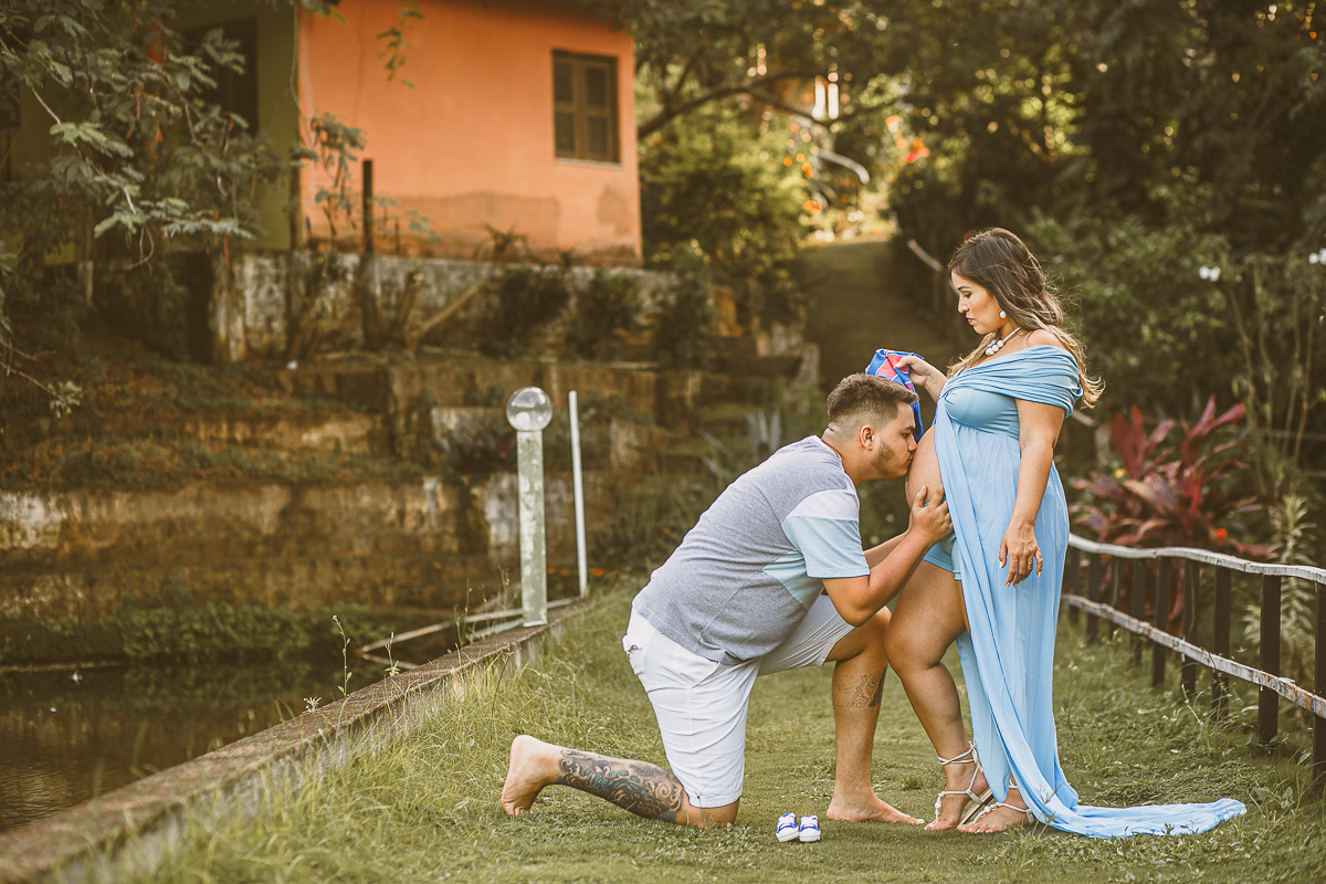 beijo na barriga da gestante