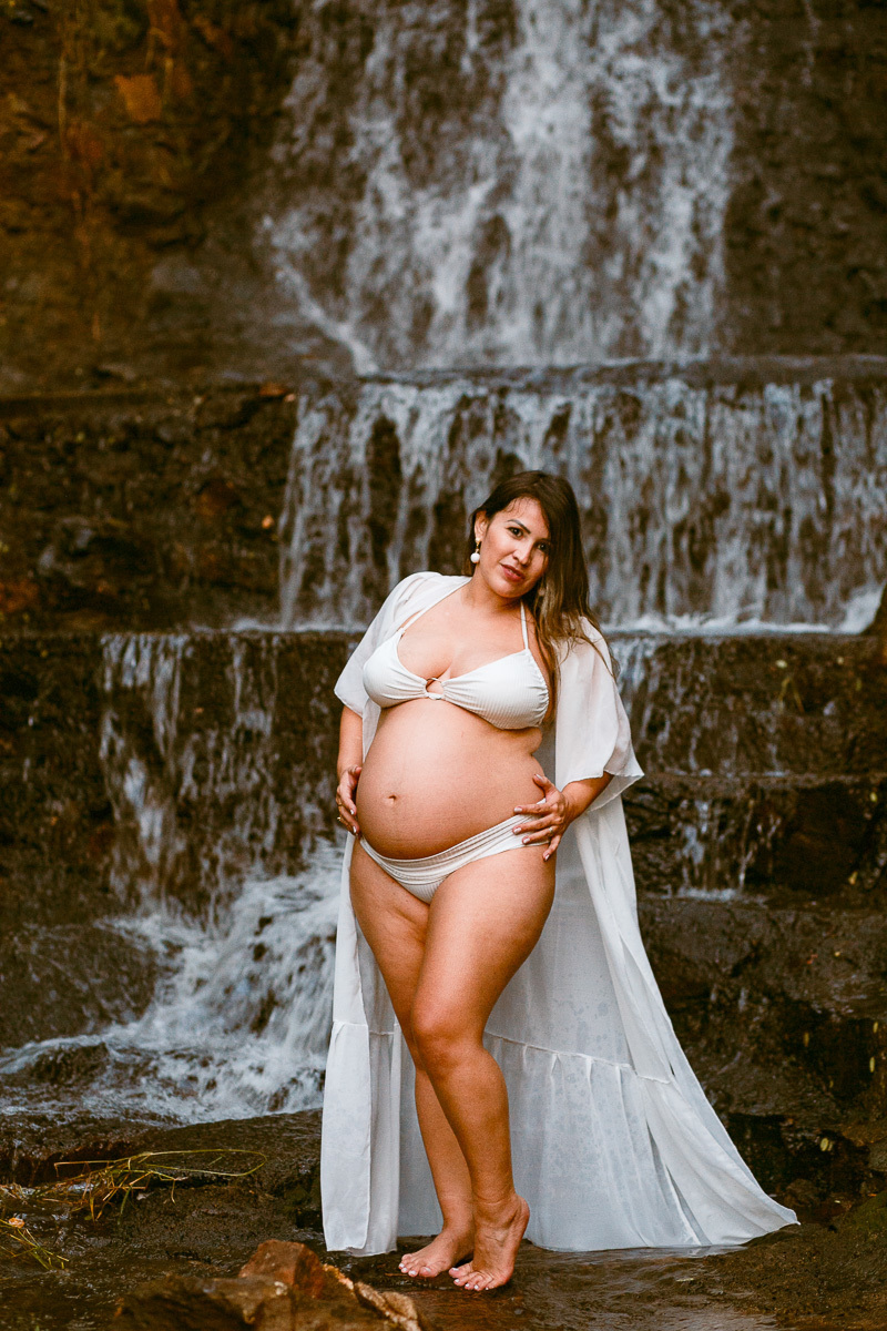 gestante tomando banho na cachoeira