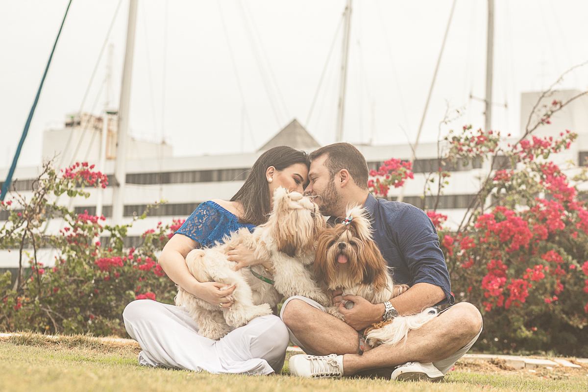 ensaio gestante com os cachorros e barcos