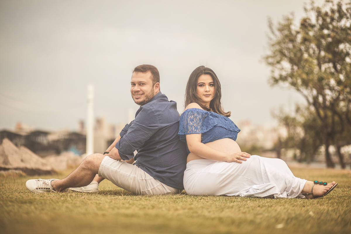 gestante vestido azul e branco