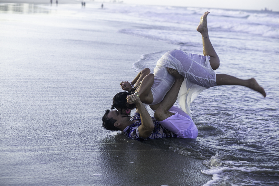 michele-haurisson-ensaio-externo-praia-do-cumbuco-noiva-noivo-plantando-bananeira