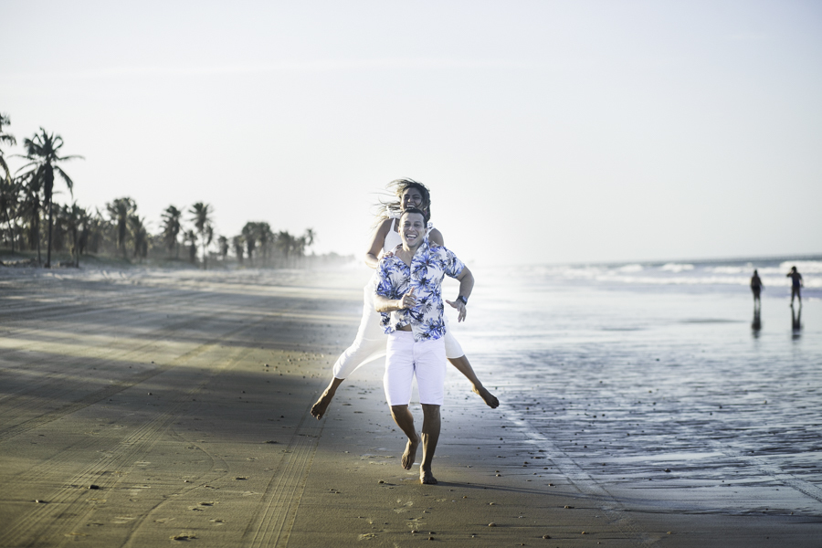 ensaio externo da michele e haurisson na praia do cumbuco 