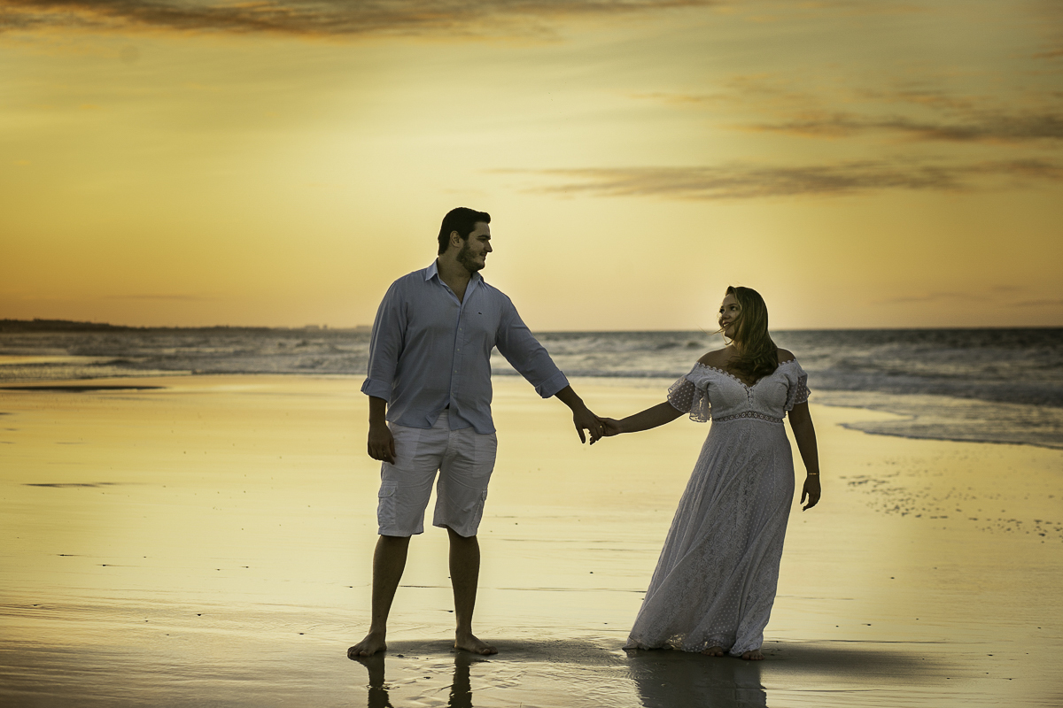 ENSAIO-PRE-WEDDING-DO-CASAL-RAFAELLA-E-MARCELO-NA-PRAIA-DO-HOTEL-PEDRO-LAGUNA-EM-AQUIRAZ-NO-POR-DO-SOL-DA-PRAIA-REGISTRADO-PELAS-LENTES-DO-FOTOGRAFO-JULIO-AMARAL