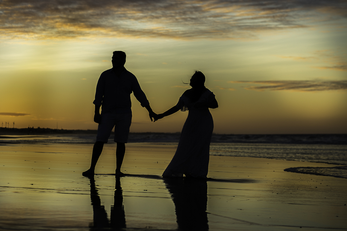 ENSAIO-PRE-WEDDING-DO-CASAL-RAFAELLA-E-MARCELO-NA-PRAIA-DO-HOTEL-PEDRO-LAGUNA-EM-AQUIRAZ-NO-POR-DO-SOL-DA-PRAIA-REGISTRADO-PELAS-LENTES-DO-FOTOGRAFO-JULIO-AMARAL