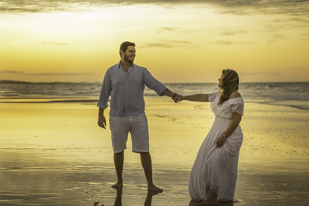 ENSAIO-PRE-WEDDING-DO-CASAL-RAFAELLA-E-MARCELO-NA-PRAIA-DO-HOTEL-PEDRO-LAGUNA-EM-AQUIRAZ-NO-POR-DO-SOL-DA-PRAIA-REGISTRADO-PELAS-LENTES-DO-FOTOGRAFO-JULIO-AMARAL