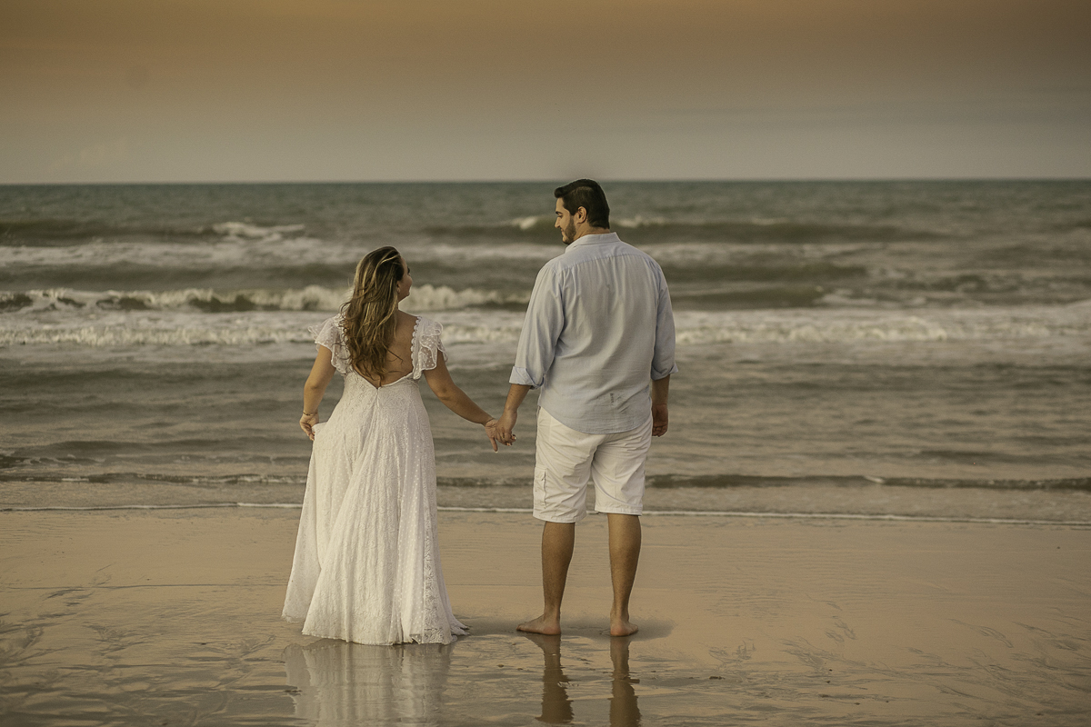 ENSAIO-PRE-WEDDING-DO-CASAL-RAFAELLA-E-MARCELO-NA-PRAIA-DO-HOTEL-PEDRO-LAGUNA-EM-AQUIRAZ-NO-POR-DO-SOL-DA-PRAIA-REGISTRADO-PELAS-LENTES-DO-FOTOGRAFO-JULIO-AMARAL