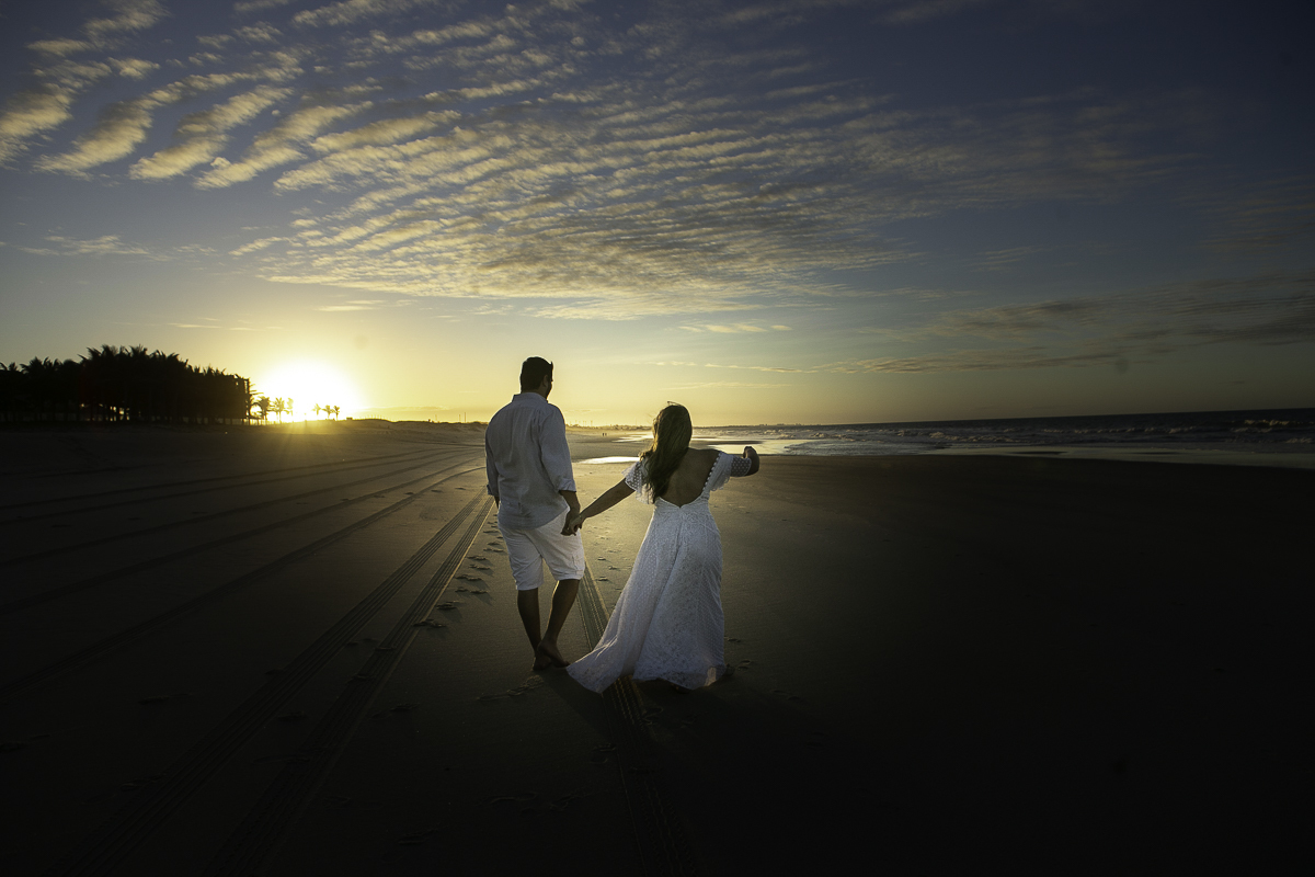 ENSAIO-PRE-WEDDING-DO-CASAL-RAFAELLA-E-MARCELO-NA-PRAIA-DO-HOTEL-PEDRO-LAGUNA-EM-AQUIRAZ-NO-POR-DO-SOL-DA-PRAIA-REGISTRADO-PELAS-LENTES-DO-FOTOGRAFO-JULIO-AMARAL