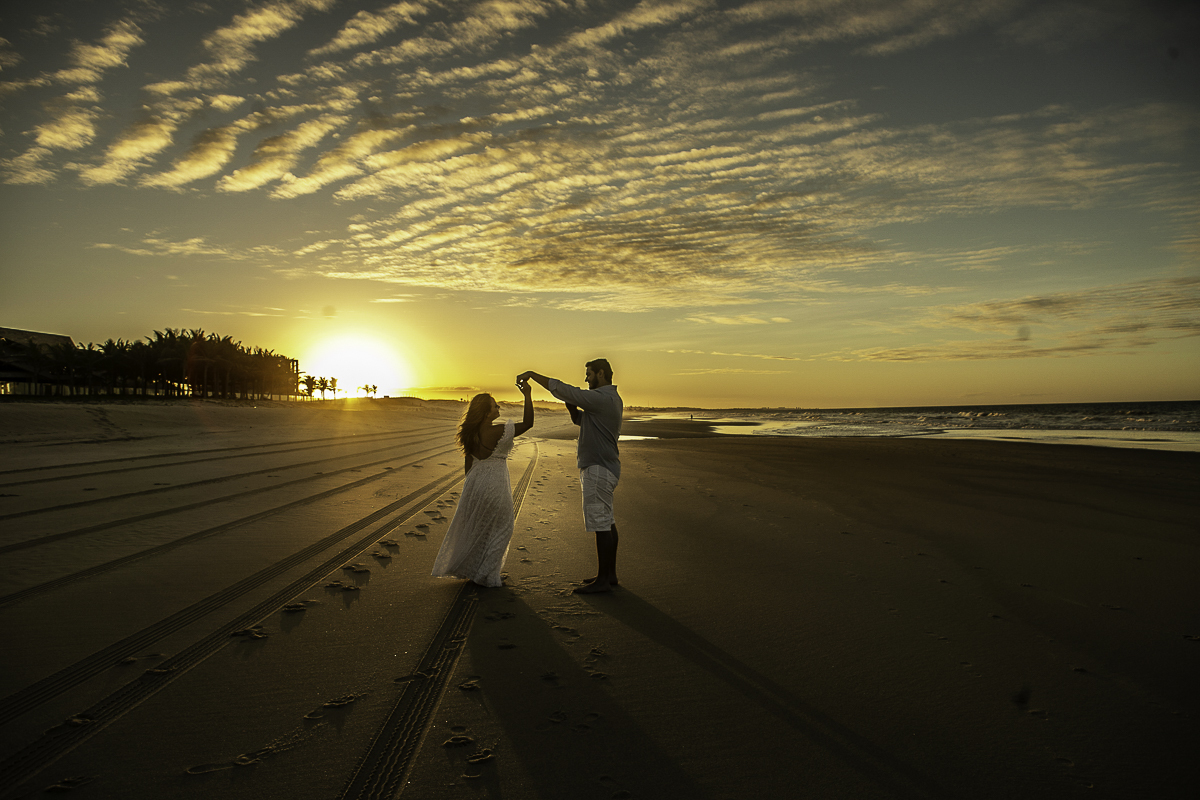 ENSAIO-PRE-WEDDING-DO-CASAL-RAFAELLA-E-MARCELO-NA-PRAIA-DO-HOTEL-PEDRO-LAGUNA-EM-AQUIRAZ-NO-POR-DO-SOL-DA-PRAIA-REGISTRADO-PELAS-LENTES-DO-FOTOGRAFO-JULIO-AMARAL