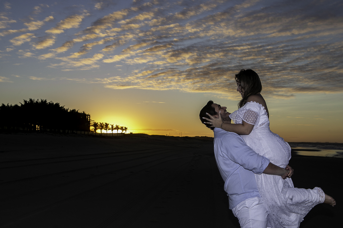 ENSAIO-PRE-WEDDING-DO-CASAL-RAFAELLA-E-MARCELO-NA-PRAIA-DO-HOTEL-PEDRO-LAGUNA-EM-AQUIRAZ-NO-POR-DO-SOL-DA-PRAIA-REGISTRADO-PELAS-LENTES-DO-FOTOGRAFO-JULIO-AMARAL