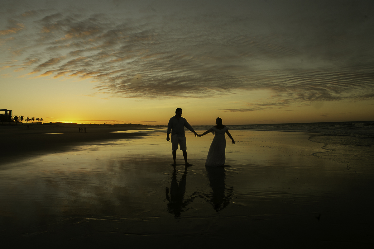 ENSAIO-PRE-WEDDING-DO-CASAL-RAFAELLA-E-MARCELO-NA-PRAIA-DO-HOTEL-PEDRO-LAGUNA-EM-AQUIRAZ-NO-POR-DO-SOL-DA-PRAIA-REGISTRADO-PELAS-LENTES-DO-FOTOGRAFO-JULIO-AMARAL