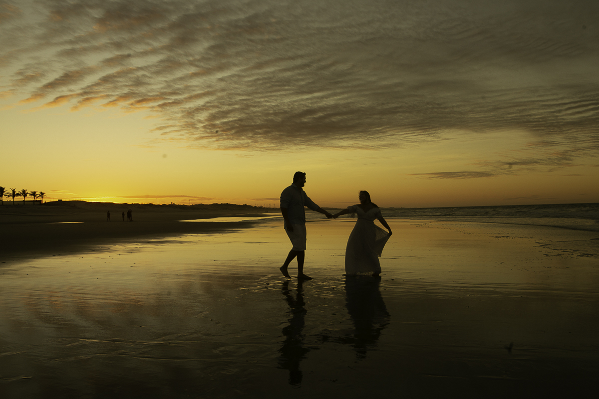 ENSAIO-PRE-WEDDING-DO-CASAL-RAFAELLA-E-MARCELO-NA-PRAIA-DO-HOTEL-PEDRO-LAGUNA-EM-AQUIRAZ-NO-POR-DO-SOL-DA-PRAIA-REGISTRADO-PELAS-LENTES-DO-FOTOGRAFO-JULIO-AMARAL