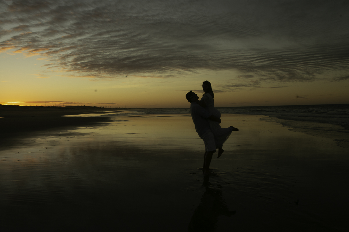 ENSAIO-PRE-WEDDING-DO-CASAL-RAFAELLA-E-MARCELO-NA-PRAIA-DO-HOTEL-PEDRO-LAGUNA-EM-AQUIRAZ-NO-POR-DO-SOL-DA-PRAIA-REGISTRADO-PELAS-LENTES-DO-FOTOGRAFO-JULIO-AMARAL