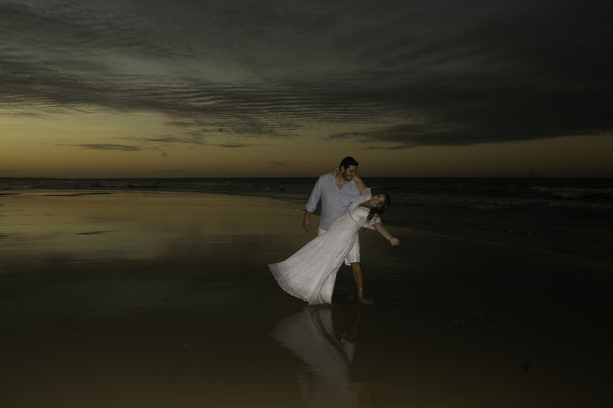 ENSAIO-PRE-WEDDING-DO-CASAL-RAFAELLA-E-MARCELO-NA-PRAIA-DO-HOTEL-PEDRO-LAGUNA-EM-AQUIRAZ-NO-POR-DO-SOL-DA-PRAIA-REGISTRADO-PELAS-LENTES-DO-FOTOGRAFO-JULIO-AMARAL