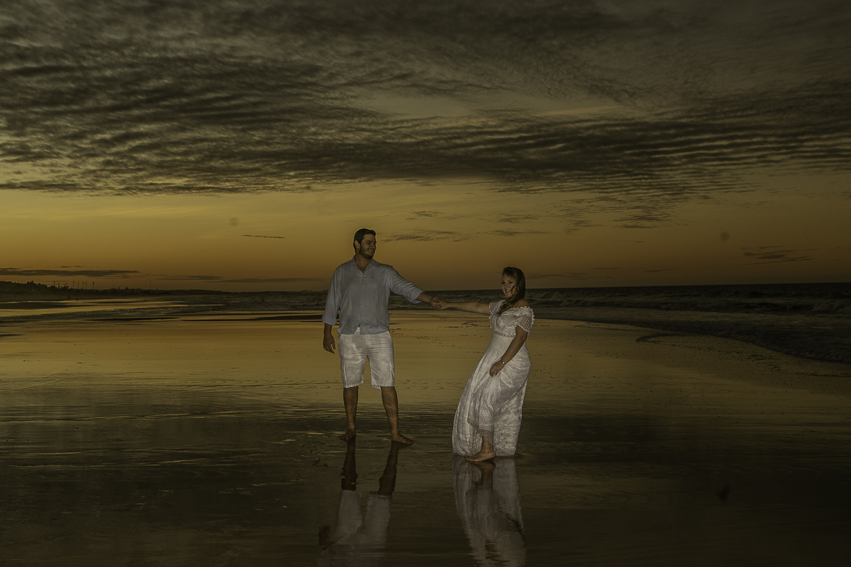 ENSAIO-PRE-WEDDING-DO-CASAL-RAFAELLA-E-MARCELO-NA-PRAIA-DO-HOTEL-PEDRO-LAGUNA-EM-AQUIRAZ-NO-POR-DO-SOL-DA-PRAIA-REGISTRADO-PELAS-LENTES-DO-FOTOGRAFO-JULIO-AMARAL
