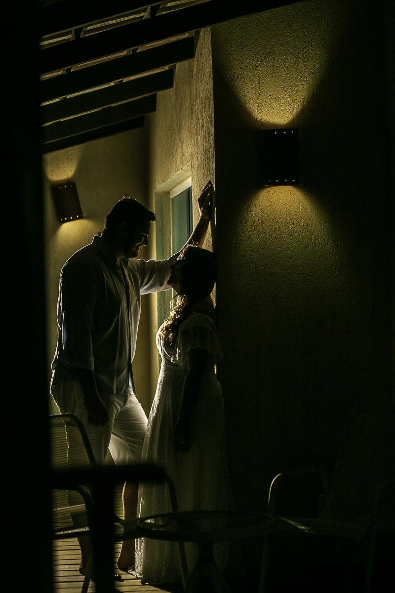 ENSAIO-PRE-WEDDING-DO-CASAL-RAFAELLA-E-MARCELO-NA-PRAIA-DO-HOTEL-PEDRO-LAGUNA-EM-AQUIRAZ-NO-POR-DO-SOL-DA-PRAIA-REGISTRADO-PELAS-LENTES-DO-FOTOGRAFO-JULIO-AMARAL