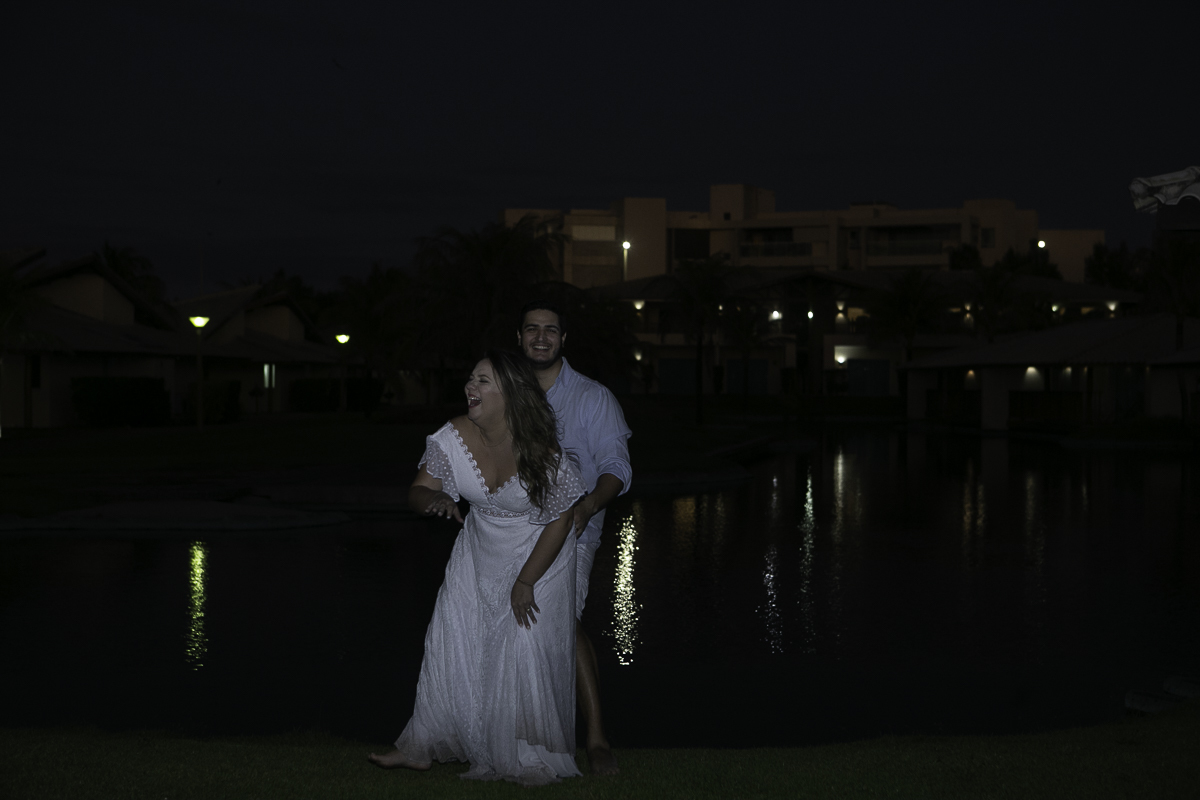 ENSAIO-PRE-WEDDING-DO-CASAL-RAFAELLA-E-MARCELO-NA-PRAIA-DO-HOTEL-PEDRO-LAGUNA-EM-AQUIRAZ-NO-POR-DO-SOL-DA-PRAIA-REGISTRADO-PELAS-LENTES-DO-FOTOGRAFO-JULIO-AMARAL