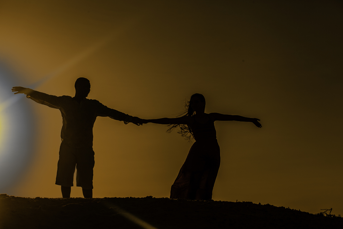 SILHUETA-FOTOGRAFIA-DE-CASAL-NA-PRAIA-DO-PECEM-EM-ENSAIO-DE-CASA-PELAS-FOTOS-JULIO-AMARAL-FOTOGRAFO-DE-FORTALEZA