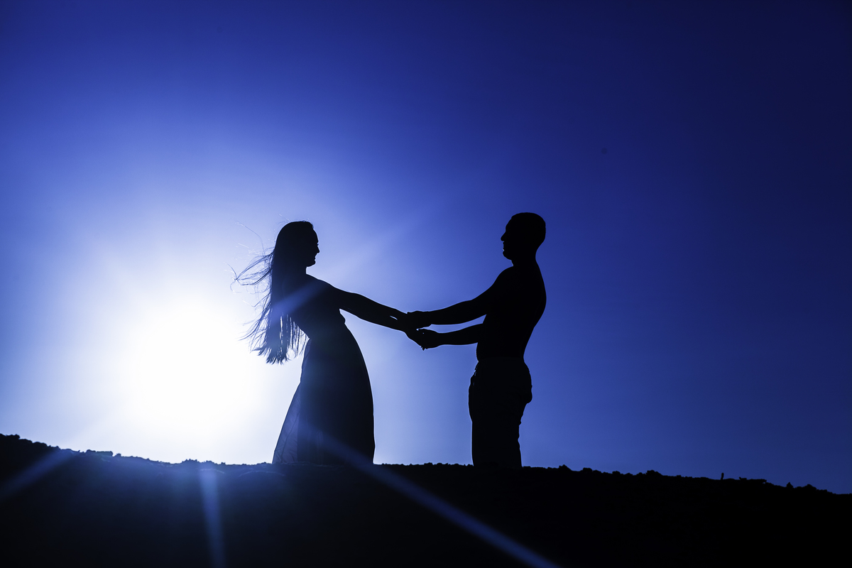 SILHUETA-FOTOGRAFIA-DE-CASAL-NA-PRAIA-DO-PECEM-EM-ENSAIO-DE-CASA-PELAS-FOTOS-JULIO-AMARAL-FOTOGRAFO-DE-FORTALEZA