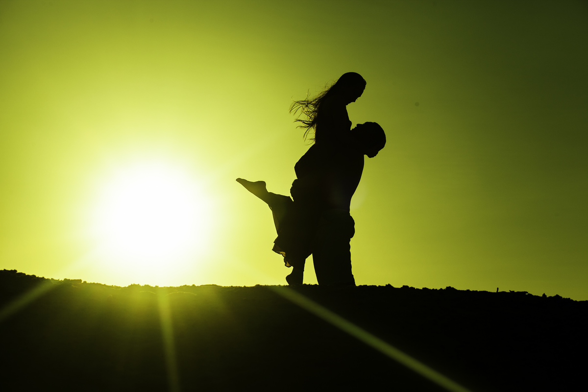 SILHUETA-FOTOGRAFIA-DE-CASAL-NA-PRAIA-DO-PECEM-EM-ENSAIO-DE-CASA-PELAS-FOTOS-JULIO-AMARAL-FOTOGRAFO-DE-FORTALEZA