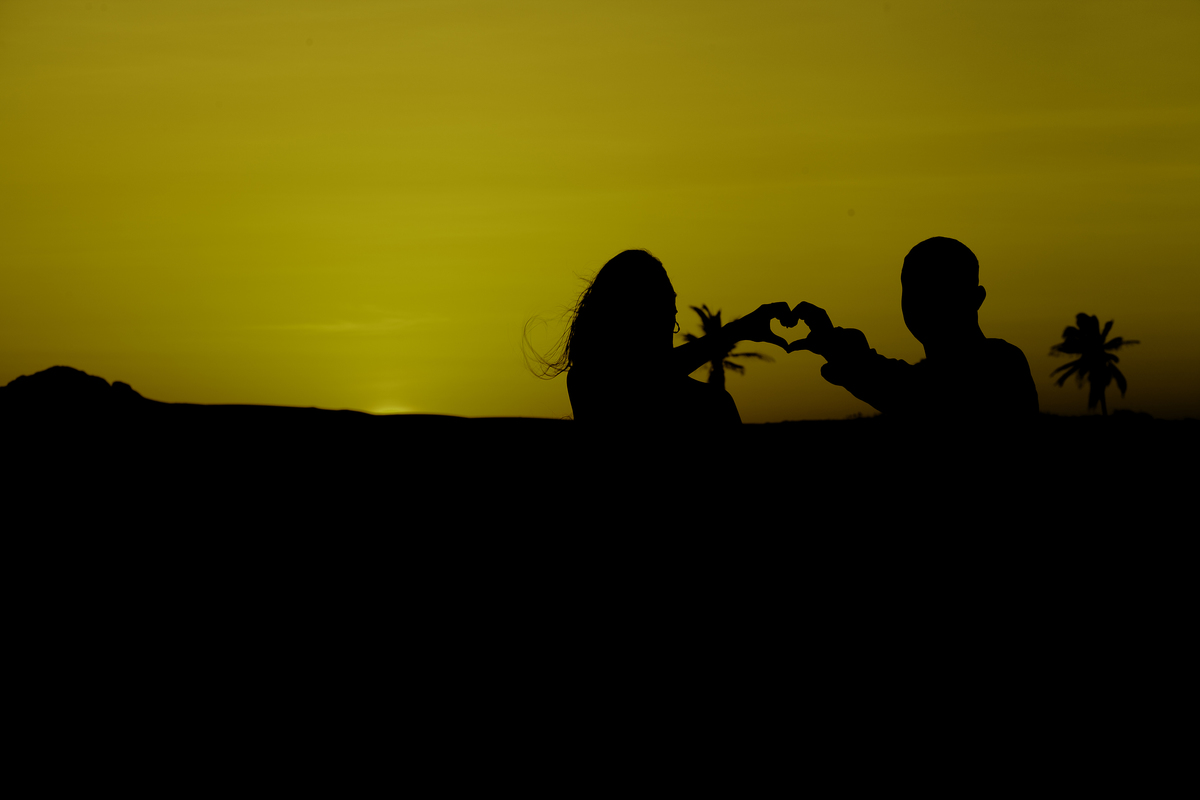 SILHUETA-FOTOGRAFIA-DE-CASAL-NA-PRAIA-DO-PECEM-EM-ENSAIO-DE-CASA-PELAS-FOTOS-JULIO-AMARAL-FOTOGRAFO-DE-FORTALEZA