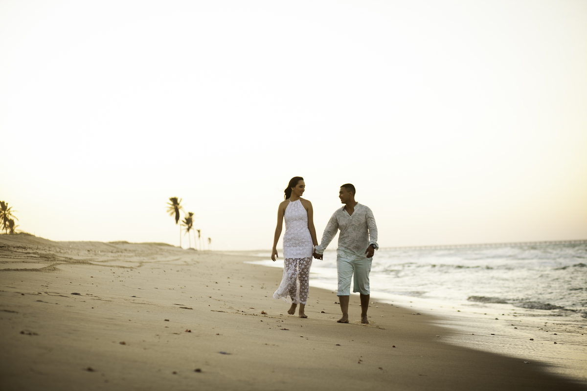 ENSAIO-PRE-WEDDING-EM-CEARA-FOTOGRAFIA-DE-FORTALEZA-NA-PRAIA-DO-CUMBUCO-PELAS-LENTES-DE-JULIO-AMARAL
