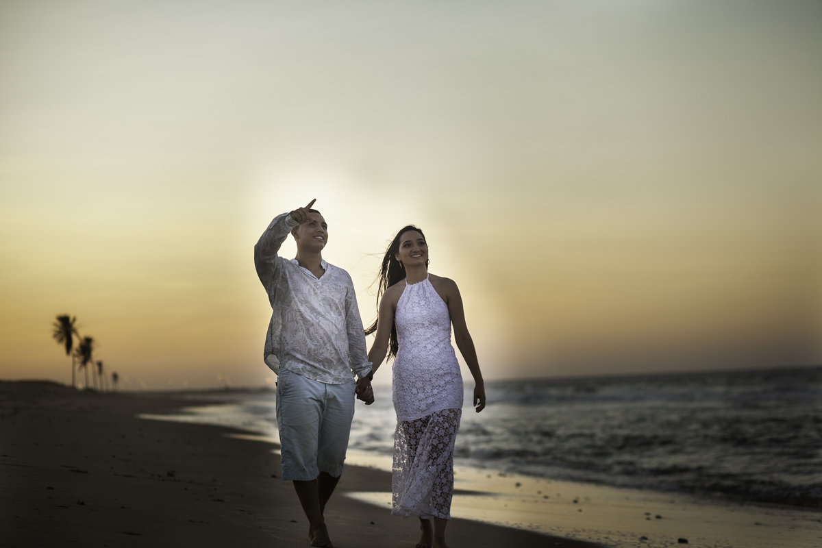 ENSAIO-PRE-WEDDING-EM-CEARA-FOTOGRAFIA-DE-FORTALEZA-NA-PRAIA-DO-CUMBUCO-PELAS-LENTES-DE-JULIO-AMARAL