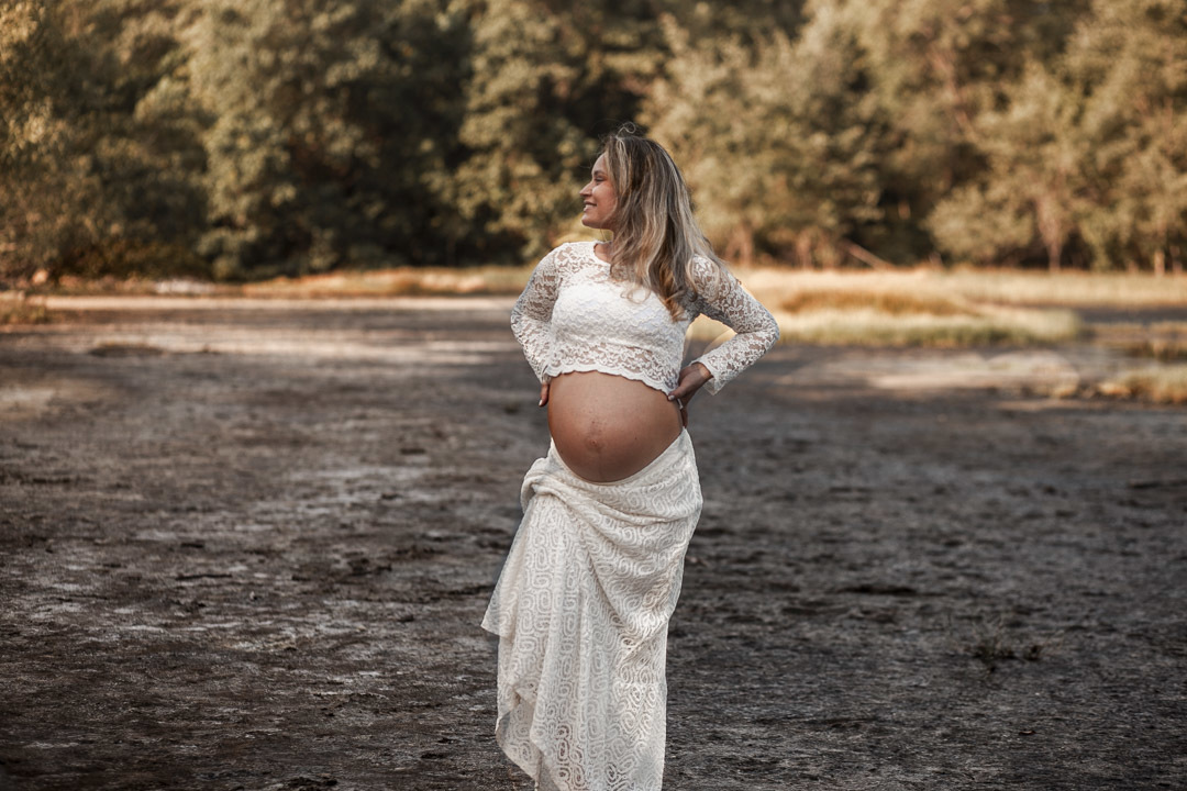 Ensaio de Gestante no verde do parque natural de Fortaleza Parque do Cocó, com extenso manguezal.