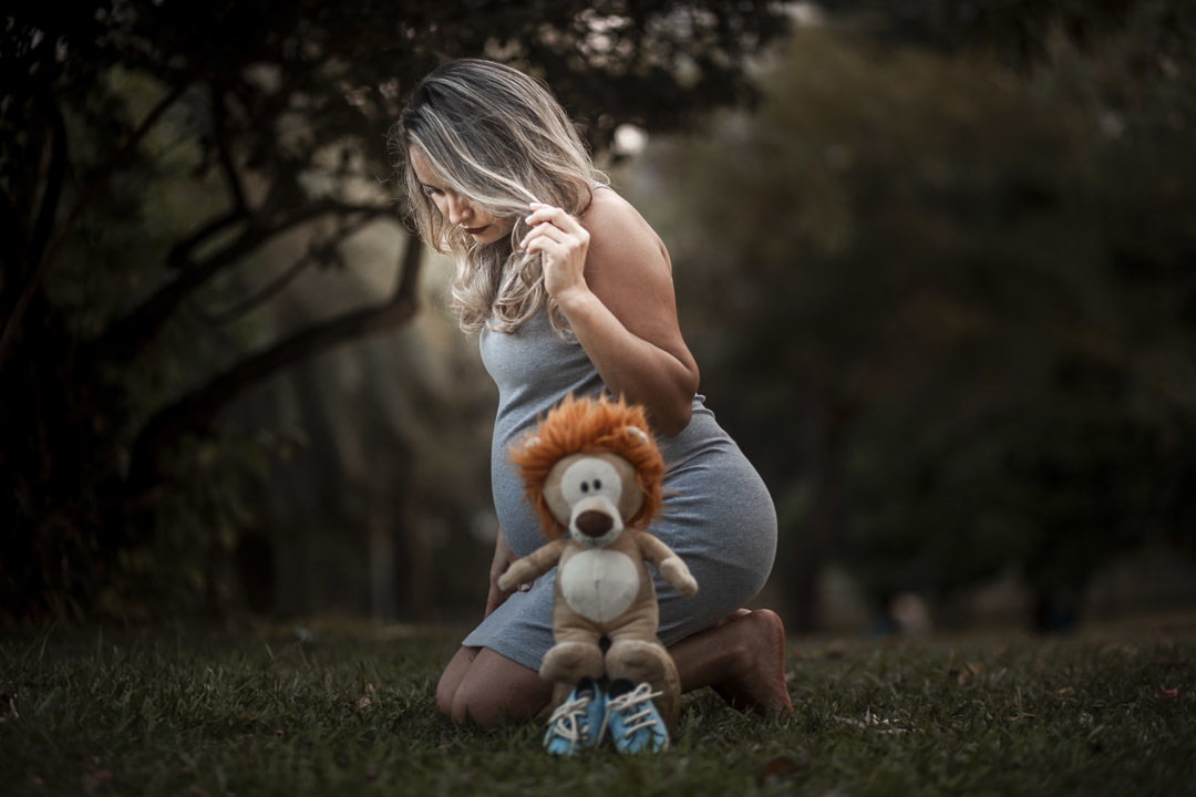 Ensaio de Gestante no verde do parque natural de Fortaleza Parque do Cocó, com extenso manguezal.