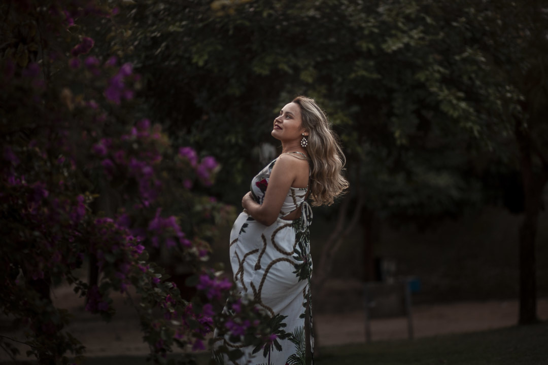 Ensaio de Gestante no verde do parque natural de Fortaleza Parque do Cocó, com extenso manguezal.