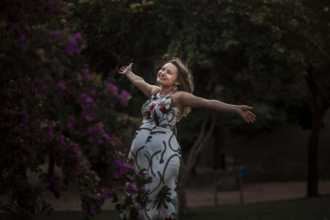 Ensaio de Gestante no verde do parque natural de Fortaleza Parque do Cocó, com extenso manguezal.