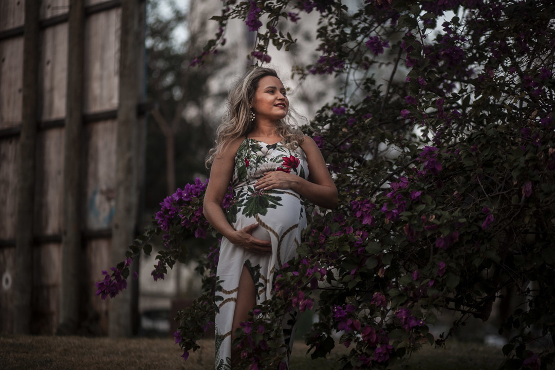 Ensaio de Gestante no verde do parque natural de Fortaleza Parque do Cocó, com extenso manguezal.
