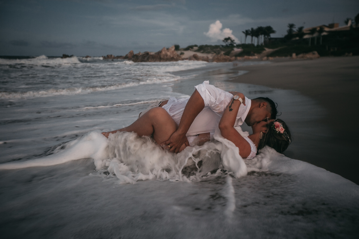 Noivo e Noiva num ensaio fotográfico de pós wedding na praia do Barro Preto.