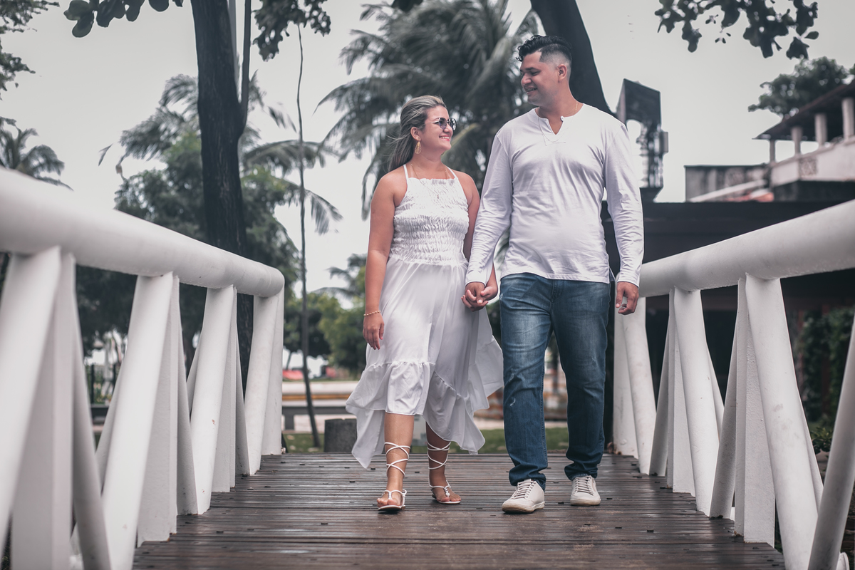 Ensaio Externo na praia do Mucuripe na praça do Bisão em Fortaleza. Ensaio fotográfico no seu pós wedding, casal em lua de mel em fortaleza